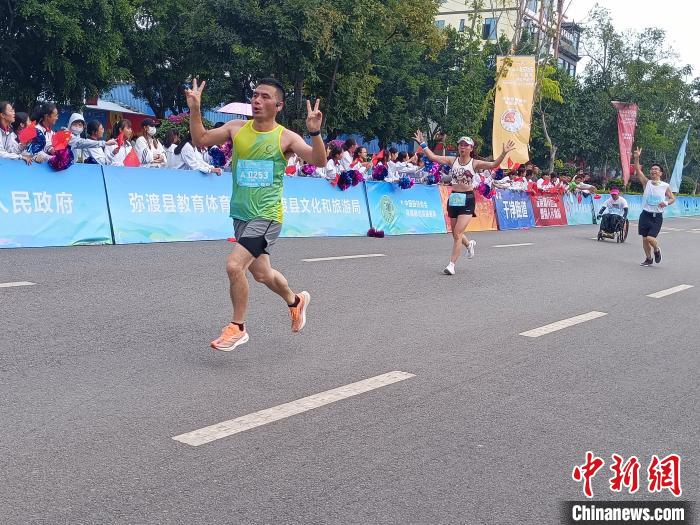 万余跑友共赴云南弥渡快乐奔跑，参与大理小河