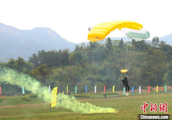 全国80余名滑翔伞选手在江西南康汇聚蓝天，演绎