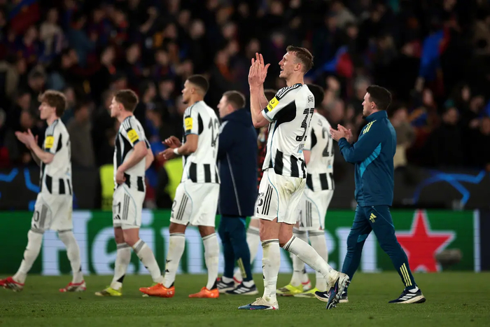 纽卡7-2惨败巴萨，英超硬度难挡西甲控球哲学