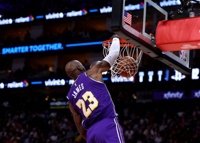 詹姆斯高效轰30分率湖人双杀火箭 7连胜巩固西部