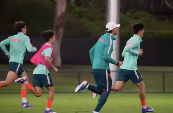 颜骏凌榜样作用凸显，国足中生代构建战术骨架